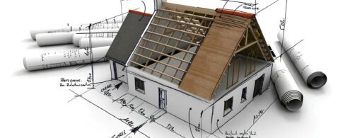 Modélisation 3D d'une maison en construction, partiellement couverte, intégrée à un plan architectural annoté à la main, entourée de rouleaux de plans techniques.
